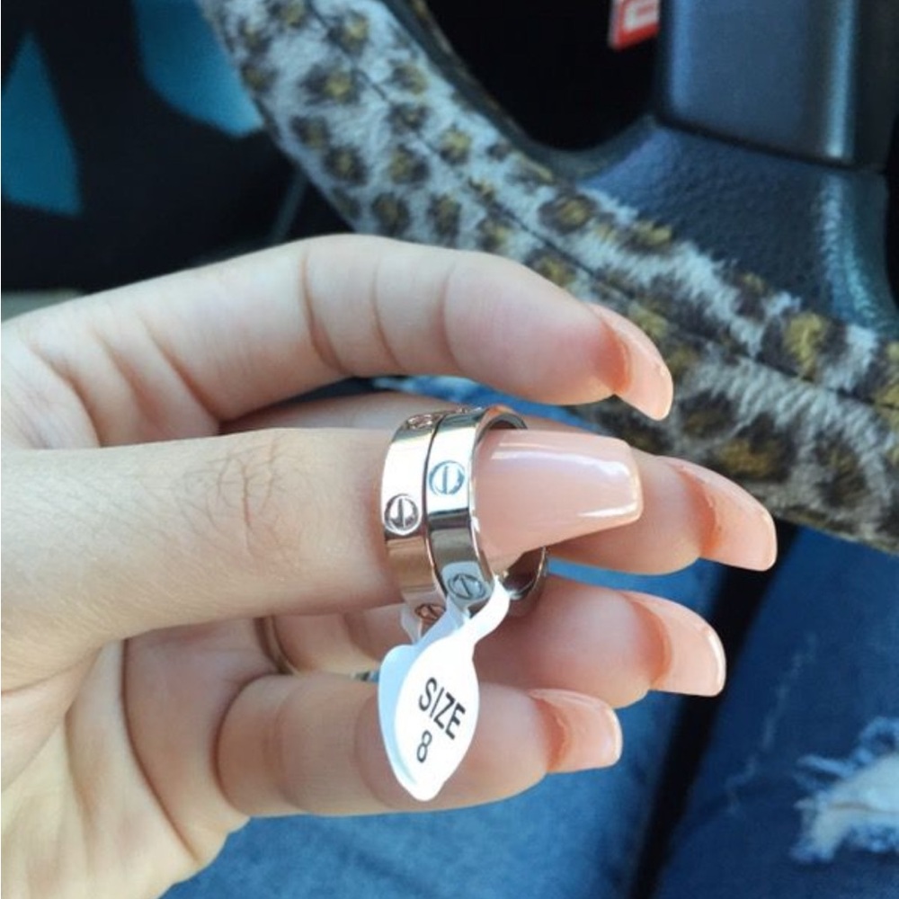 Women’s screwdriver love ring